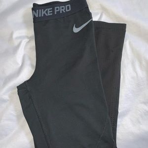 Nike Pro - cropped legging w design on calves